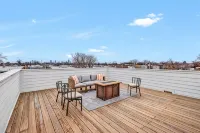 Modern, Luxe, House 20Mins to Downtown, Private Rooftop,  2Car Garage - Bungalows