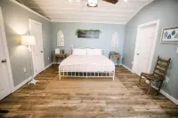 NEW - Adorable Cottage w/ Full Kitchen/ Free Tandem Bike - Wifi