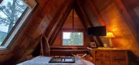 Private lakeside A-frame cabin w/ hot tub, beach, docks, games... 4 season fun! - Alppimaja
