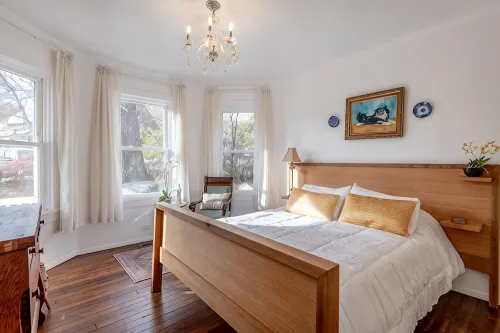 Relaxing Farmhouse, pet friendly, walk to town - 3-Star