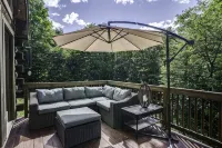 Secluded modern log cabin with picturesque private water fall on 12 acres! - 샬레 호텔