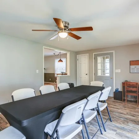 Great neighborhood! 3 bed 2 full bath close to shopping, restaurants, U of I