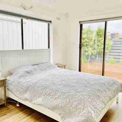 6 Lake st, 4 bedroom , 3 bathroom, 4 toilets, kitchen upstairs and downstairs Rooms