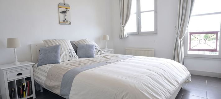 Remodeled waterfront romantic apartment downtown Honfleur. Panoramic sights Hotels in Honfleur