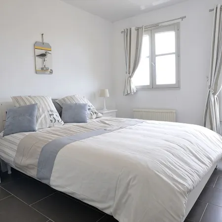 Remodeled waterfront romantic apartment downtown Honfleur. Panoramic sights