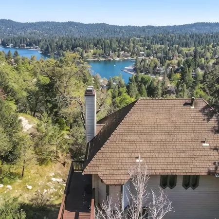 WOW! 4BR Cabin w/ EPIC Lake Views, Hot Tub, Lake Access. Arcade Games. Pets OK