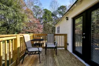 Charming Country Cottage Retreat -  Walking distance to Downtown - Wifi