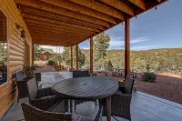 “Luxury Cabin Minutes from Zion East Entrance Views & Hot Tub” - Uima-altaat