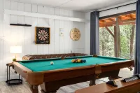 Lux Retreat with Sauna, Game Rm, BBQ Grill, Deck Dining, Fire pit, Close to Lake - 샬레 호텔