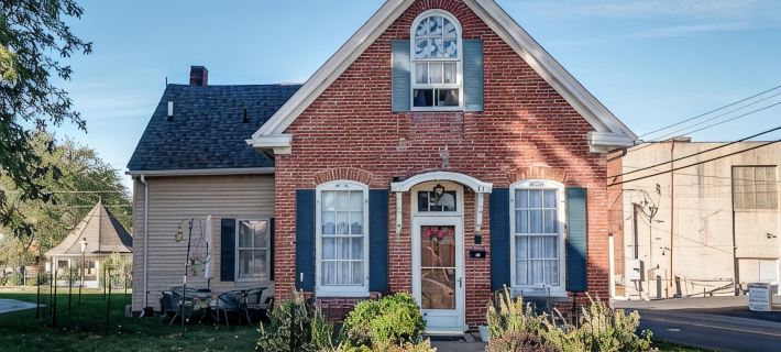 Landmark, accessible home in the heart of Belleville’s historic downtown Ξενοδοχεία στην πόλη St. Clair County