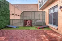 Stylish Vibrant Getaway w/Private Patio next to Bars & Food, 5 minutes from DC! - Apartments