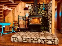 The Creek-Side Cabin: Spa, Fire Pit, 5 Star, AC, Big Deck, Quiet, Walk to Town - Chalets