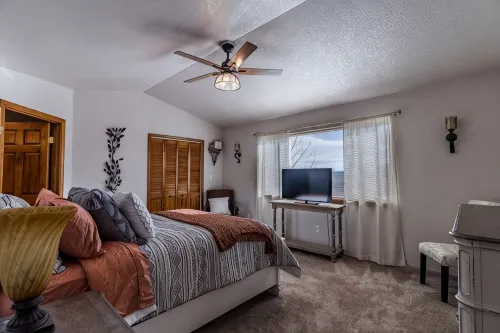 Beautiful Warm and Spacious Home, 3bed/2 full bath - 3-Star