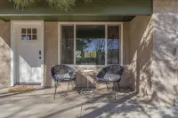 Oasis🌵in the❤️of Joshua Tree + Gym + Hot Tub + Tesla⚡️+ pond and waterfall - 3-Star