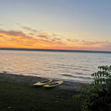 Norms Nook: Remodeled Lake House 4 Bed/ 3 Full Bath, Pet Friendly!!