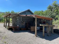 Stagecoach Cabin - Antique Western Charm - Alphydda