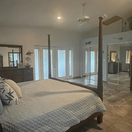 Pool, tiki hut, easy ocean access canal, dock, prime location 30m to Key West