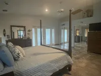 Pool, tiki hut, easy ocean access canal, dock, prime location 30m to Key West - 3-Star