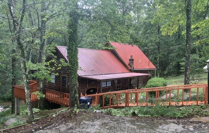 Cozy 2BR/1B cabin overlooking a beautiful creek with access to Catoosa WMA.