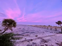 Riverview Oasis- Riverfront Paradise with Dock, Elevator, Private Pool & Kayaks - 4 tähden
