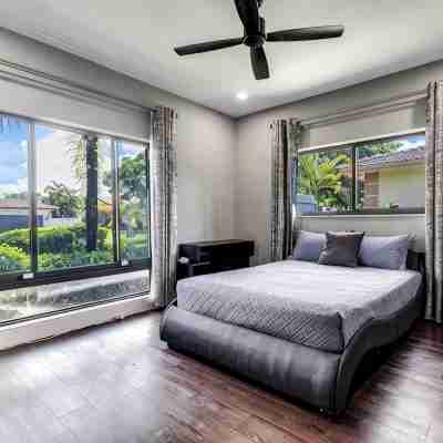 Complete Tropical Staycation,Heated Pool, Pool Table, 5 Bedrooms, 9 Beds, 4 Bath Rooms