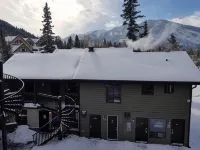 Banff International Hostel - parking