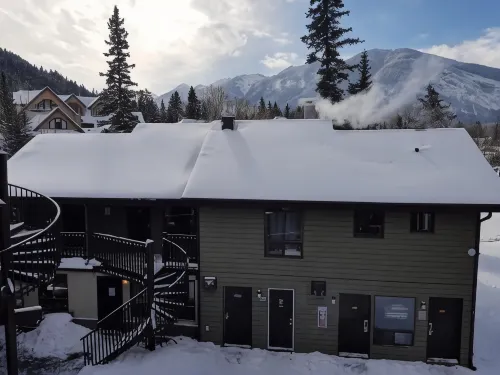 Banff International Hostel - parking