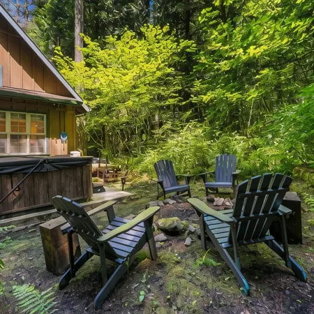 Cozy Cascade Cabin. Relaxing Hot Tub, Secluded, Spacious and Creek Nearby