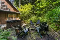 Cozy Cascade Cabin. Relaxing Hot Tub, Secluded, Spacious and Creek Nearby - 4-نجوم