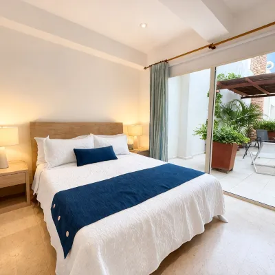 Walled City 2BR | Private Patio + Rooftop Pools Hotels near سان دييغو