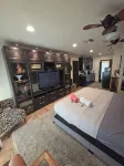 Cozy Guest Suite with Private Backyard - 4성급