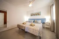 Refurbished 1-bed in popular Los Gigantes w/large terrace, sea & cliff views - Homestays