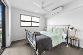 Stylish & Slick! 1Bed/1Bath/1Car ~ Walk to CBD