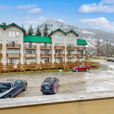 Second-Floor Base Studio w Murphy Bed Near Alyeska