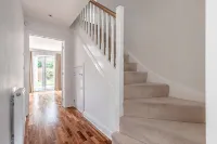 4-Bedroom Retreat in Slough - By Tempstay - 2-Star