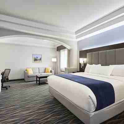 Days Inn & Suites by Wyndham Houston Hobby Airport Rooms