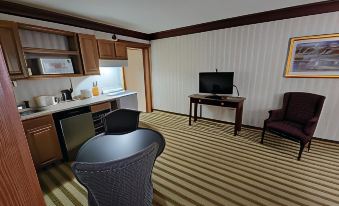 Ramada by Wyndham Saginaw Hotel & Suites