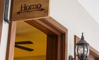 7. Hotel Bo..