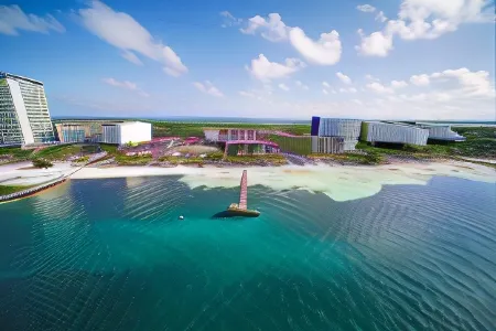 The Royal Cancun - All Suites Resort Отели рядом с достопримечательностью «Плайя Тортугас»
