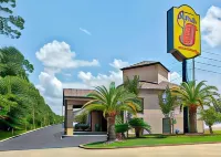 Super 8 by Wyndham Diberville Biloxi Area - parking