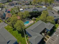 POOL, PARKING, 2BR 2 BA, walk to town!