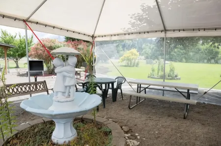 Dew Drop Inn Отели рядом с достопримечательностью «Парк Тилликум»