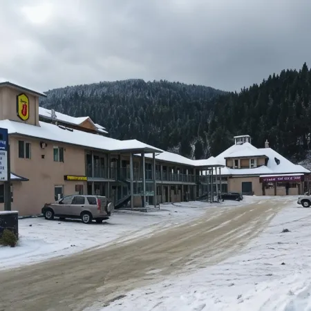 Super 8 by Wyndham Sicamous Отели в г. Сикамаус