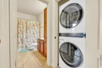 Condo private balcony overlooking the pool close to Disney!