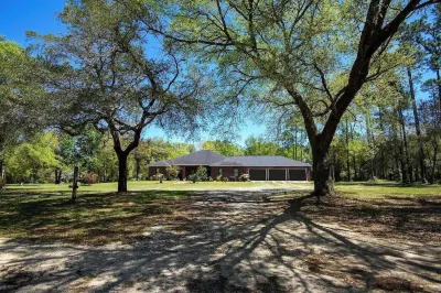 Maxinea's  Hideway is a 6 Bedroom ground level home on 3 Acres in Elberta, AL