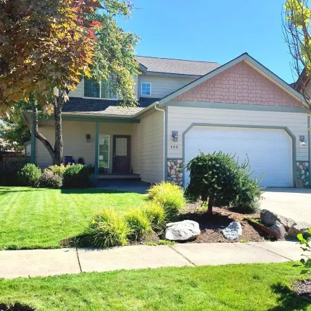 Spacious, Clean Home in Town w/ King En Suite & Hot Tub