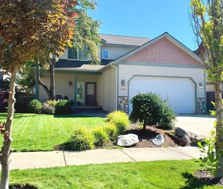 Spacious, Clean Home in Town w/ King En Suite & Hot Tub