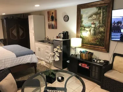 Quiet Studio, minutes from Beaches, Shopping, Dining, 5th Ave and 3rd Street