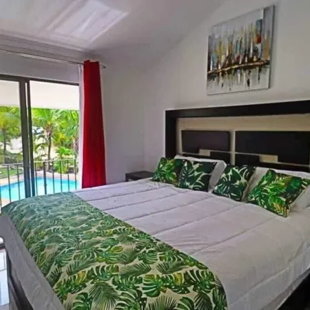 2-Bd Unit with Pool, 2 Blocks from Beach