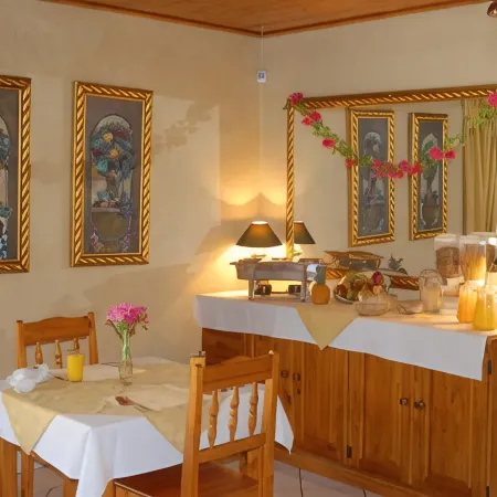 Purple Olive Guest House Отели рядом с достопримечательностью «Торговый центр West End Centre»